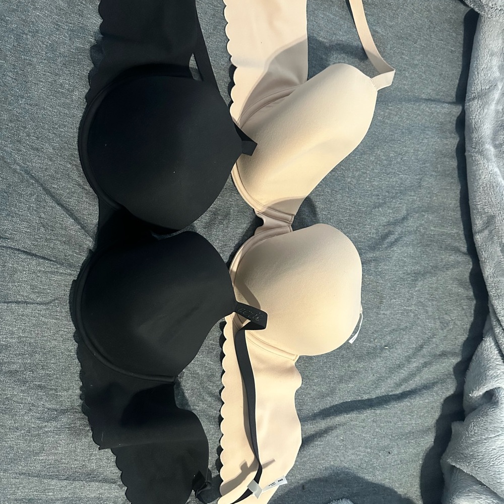 Aerie Black and Cream Scalloped Edge Bras